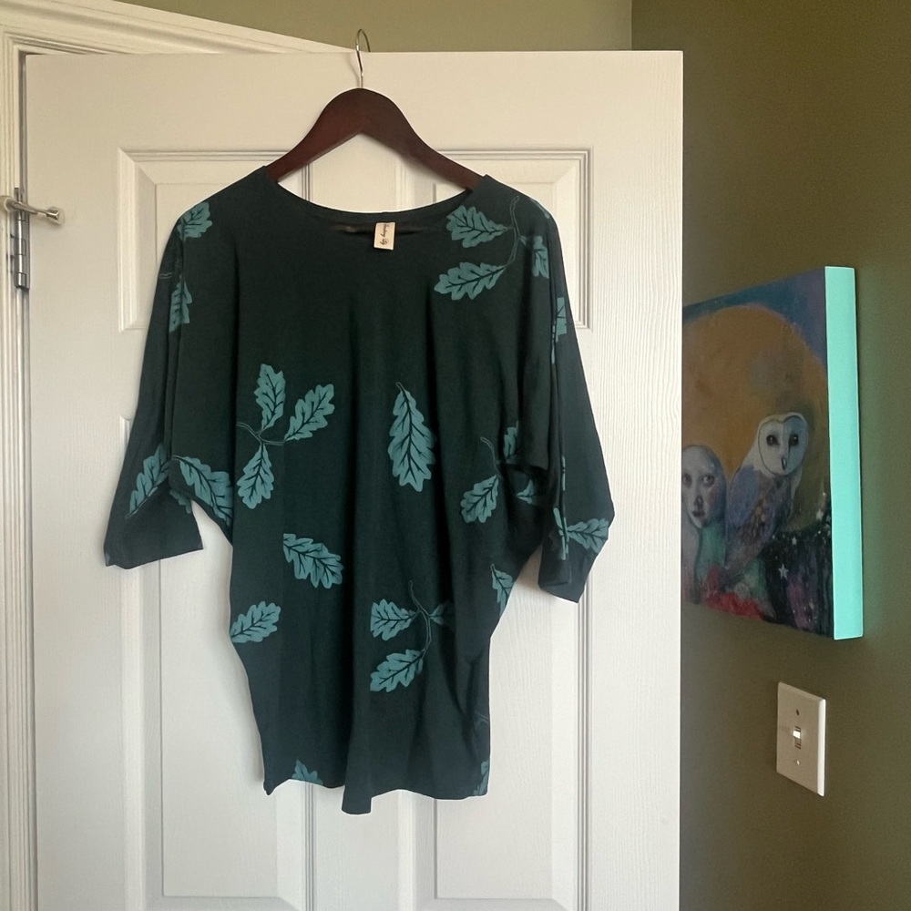 Smoking Lily Green Ina Top with Leaves